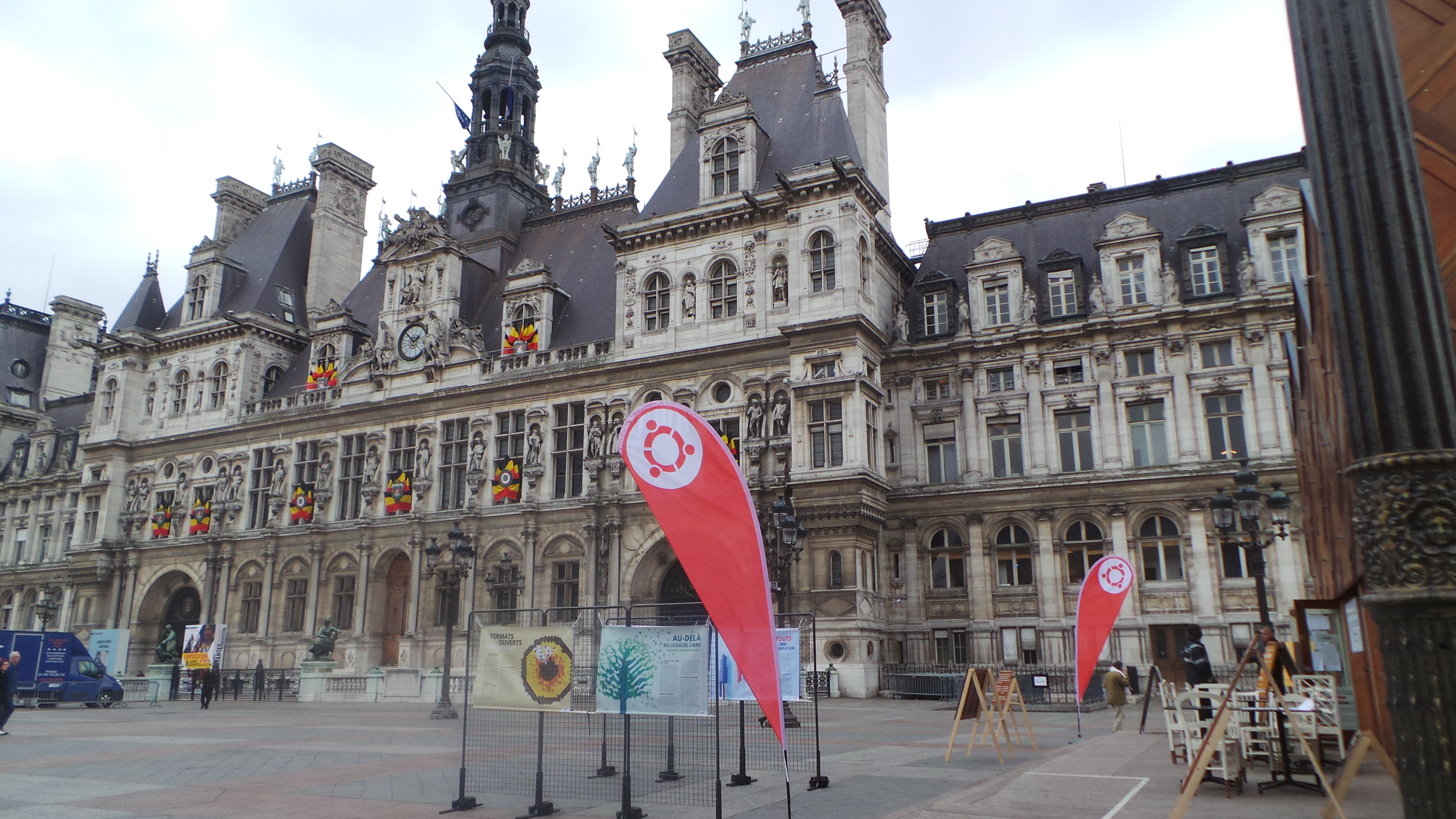 Ubuntu-fr Webcafé in front of the City Hall (March, 23th-27th 2016)