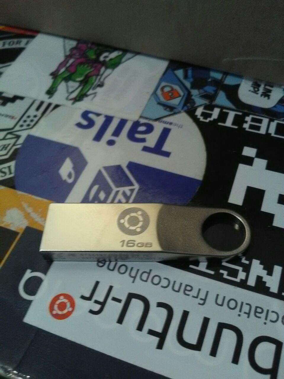Ubuntu-fr USB key with engraved COF